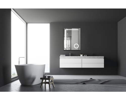 Salle de bains avec baignoire îlot, meuble-lavabo avec miroir et éclairage