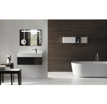 Salle de bains moderne avec miroir lumineux, meuble-lavabo et baignoire îlot