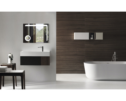 Salle de bains moderne avec miroir lumineux, meuble-lavabo et baignoire îlot