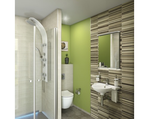 Salle de bains lumineuse avec douche, lavabo et toilettes