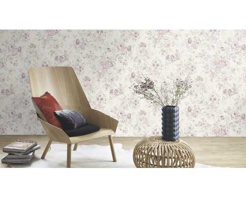 Scène avec papier peint floral, fauteuil, coussins et décoration pour aménagement intérieur