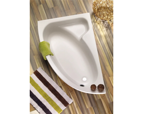 Eckbadewanne im Badezimmer mit Handtuch und Badematte