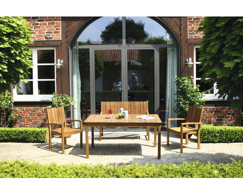 Gartenmöbelset mit Tisch, Bank und zwei Stühlen auf einer Terrasse vor einem Haus