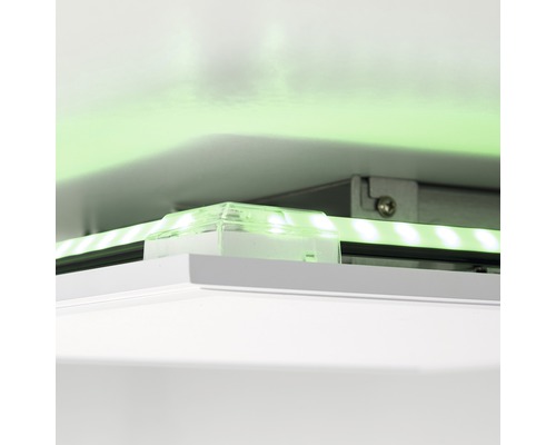 Detailaufnahme einer LED-Leiste mit klarer Eckverbindung unter einem Schrank.