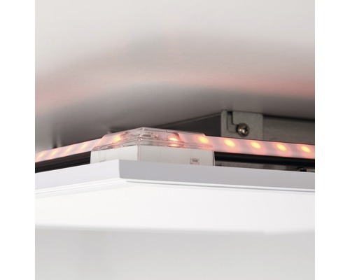 Detailaufnahme eines LED-Streifens mit Verbindungselement an einer Decke