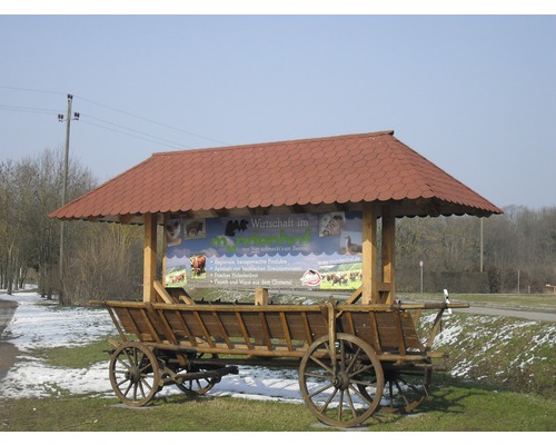Stand d''information sur une charrette en bois avec toit et panneau pour les produits régionaux.