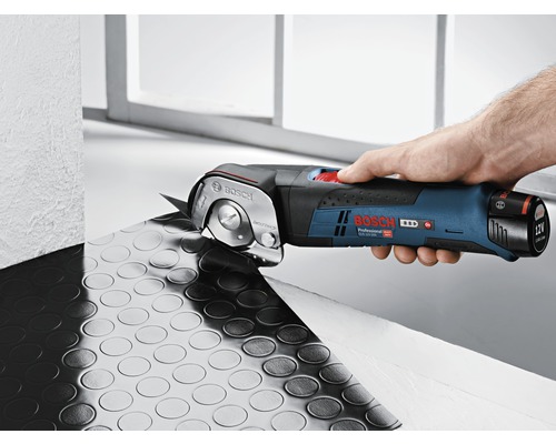 Akkuschere zum Schneiden von Bodenbelägen in Aktion