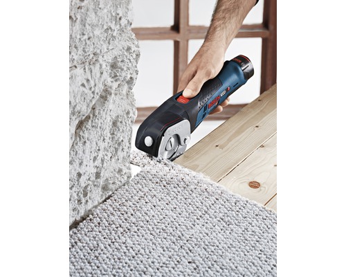 Akkuschere beim Teppichschneiden