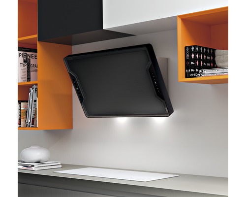 Hotte murale dans une cuisine moderne avec des étagères orange