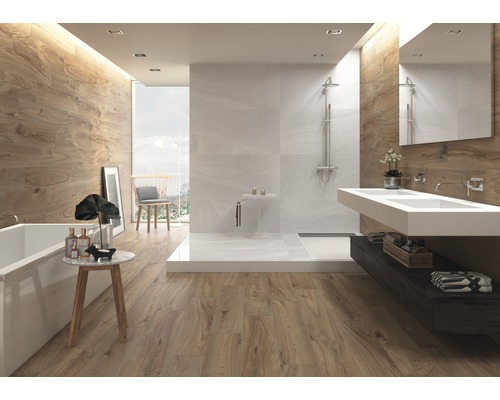 Salle de bain lumineuse avec lambris en bois et carrelage, baignoire, douche et lavabo
