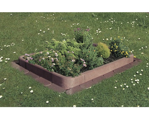 Jardinière surélevée en béton dans le jardin