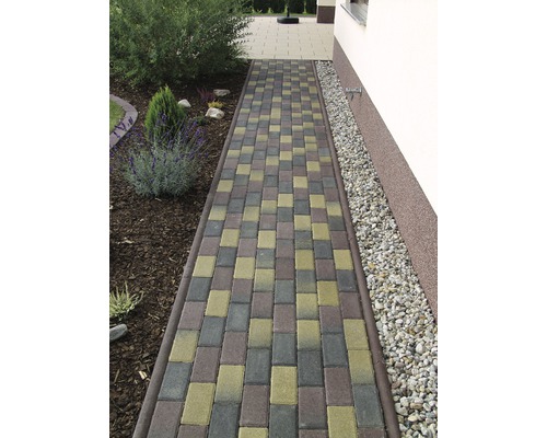 Chemin de jardin en pavés carrés