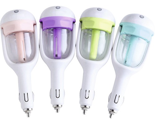 Quatre humidificateurs d''air de voiture de différentes couleurs