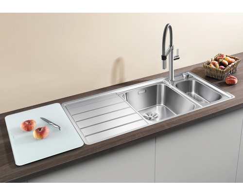 Évier de cuisine en acier inoxydable avec égouttoir, planche à découper et robinetterie