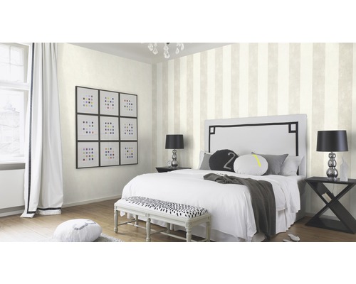 Schlafzimmer mit gestreifter Tapete, Bett und Nachttischen