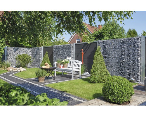 Garten mit Gabionenwand, Bank und Bepflanzung