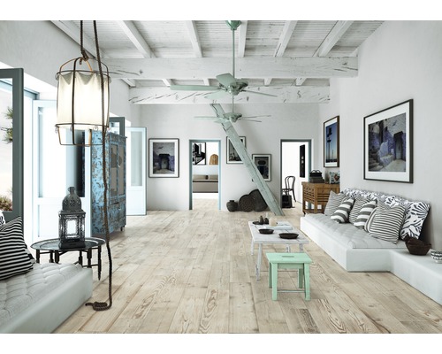 Espace de vie lumineux et ouvert avec plancher en bois, canapé et éclairage décoratif