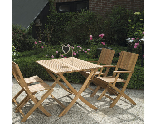 Gartenszene mit Holztisch und Stühlen auf einer Terrasse