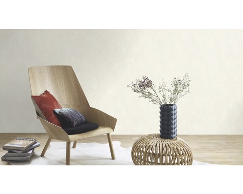 Wohnzimmer mit Holzstuhl, Kissen, Bücherstapel und Dekoration auf einem Beistelltisch