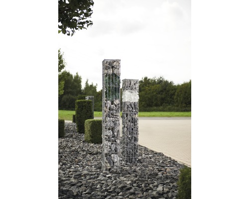 Gabionensäule mit Steinen und Pflanzen im Garten