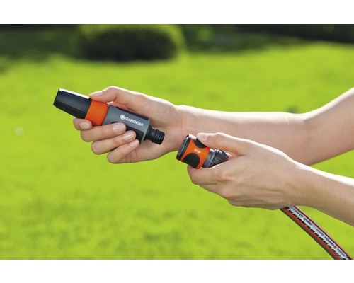 Raccord de tuyau d''arrosage en cours d''assemblage