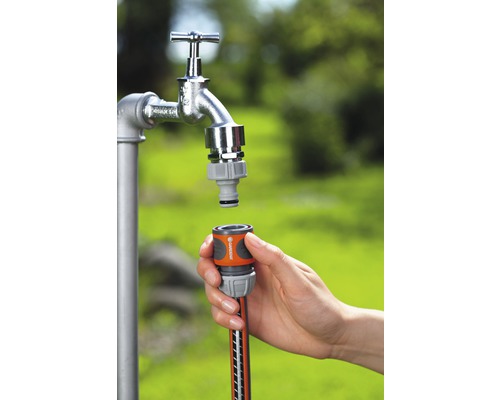 Tuyau d''arrosage raccordé à un robinet