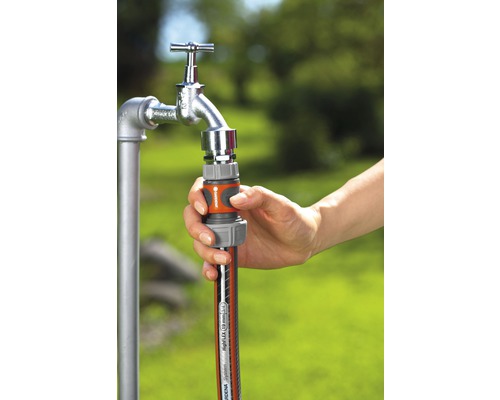 Gartenschlauchanschluss an einem Wasserhahn mit Gardena Schlauch