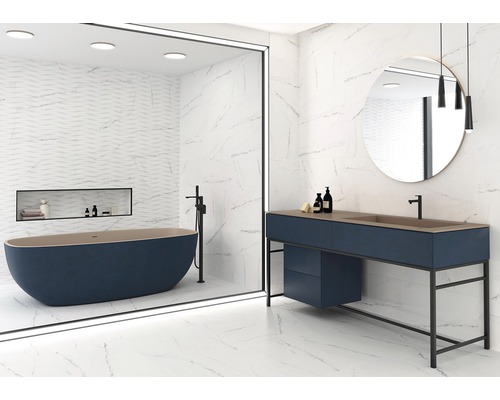 Salle de bain moderne avec baignoire, meuble-lavabo et carreaux de marbre