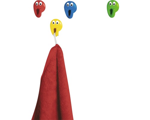 Serviette sur un crochet de vestiaire avec des visages