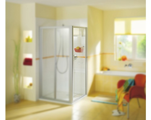 Salle de bain avec cabine de douche et baignoire