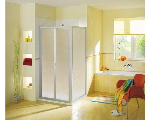 Salle de bains lumineuse avec cabine de douche, baignoire et fenêtre
