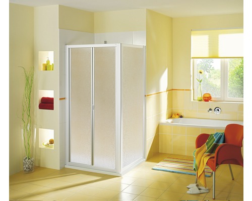 Salle de bain lumineuse avec cabine de douche, baignoire et fenêtre