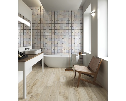 Badezimmer mit Badewanne, Waschtisch und Fliesenwand im modernen Design