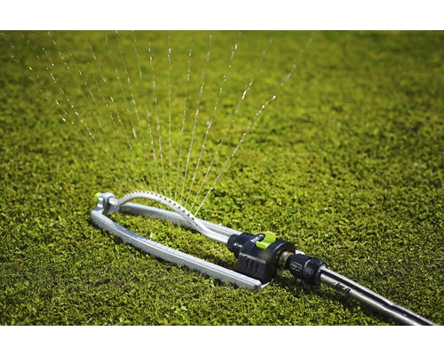 Rasensprenger beim Bewässern einer Rasenfläche