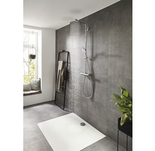 Scène de douche avec receveur de douche, robinetterie de douche et porte-serviettes dans la salle de bains