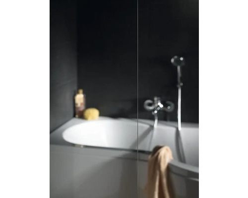 Salle de bains avec baignoire, robinet et pommeau de douche