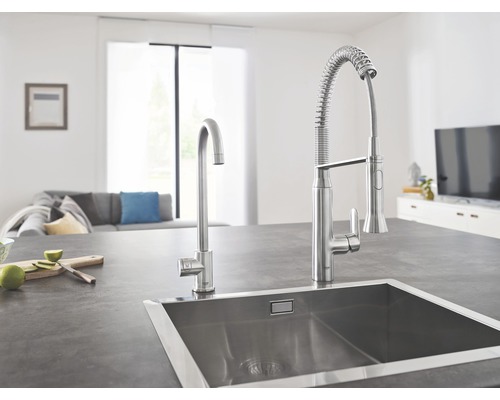 Küchenszene mit Edelstahlspüle und zwei Armaturen