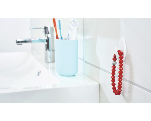 Badezimmerwaschtisch mit Armatur, Zahnputzbecher und einem Haken mit einer Kette