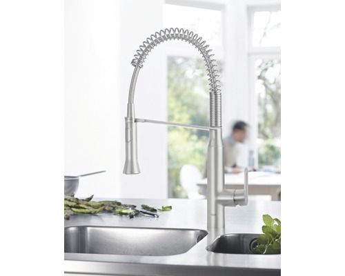 Küchenarmatur mit Spiralfeder und Spültisch