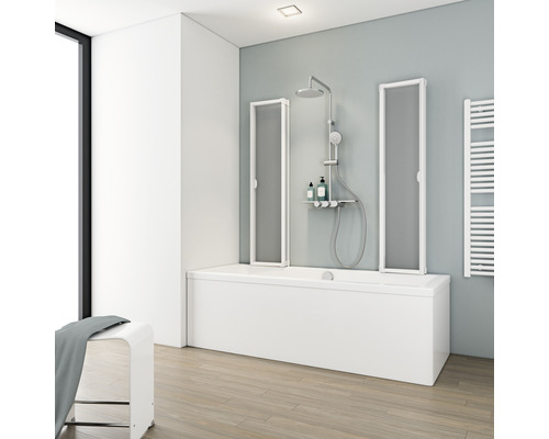 Salle de bains moderne avec baignoire, paroi de douche, set de douche et sèche-serviettes