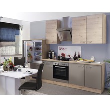 Küchenszene mit Einbauküche, Kühlschrank, Dunstabzugshaube, Esstisch und Stühlen.