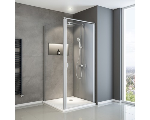 Cabine de douche avec receveur de douche et robinetterie dans une salle de bains