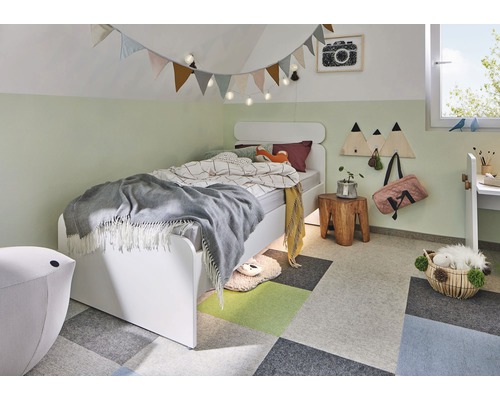 Helles Kinderzimmer mit Bett, Nachttisch, Schreibtisch und Teppichfliesen
