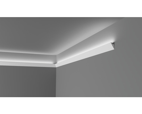 Réglette LED CL12,1 x 2 m, 38 x 60 mm Vue d''angle d''un plafond avec éclairage indirect par une moulure.
