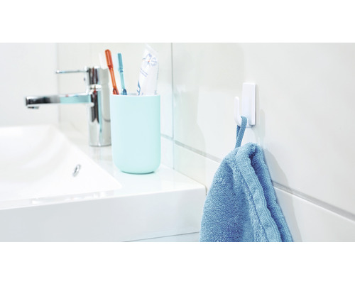 Salle de bains avec lavabo, porte-brosse à dents et crochet pour serviette