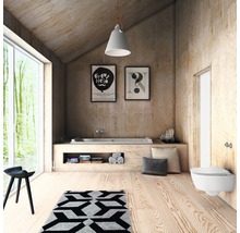 Salle de bain avec baignoire, WC, tabouret, tapis et décoration en design bois clair