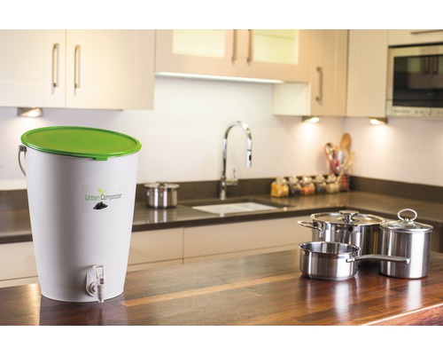 Seau à compost d''intérieur avec couvercle vert dans la cuisine