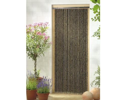 Rideau en bambou utilisé comme rideau de porte à l''extérieur avec des plantes