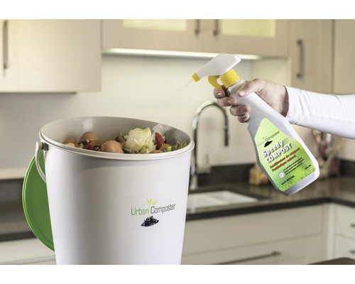 Seau à compost avec déchets organiques et vaporisateur d''activateur de compost dans la cuisine