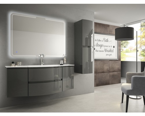 Modernes Badezimmer mit Waschtisch, beleuchtetem Spiegel und Hochschrank